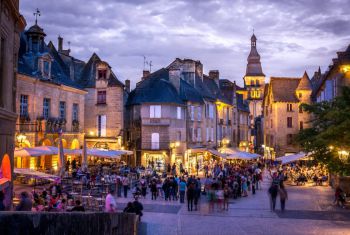 la ville médiéval de Sarlat, joyaux du périgord, à 5km 