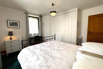 La spacieuse chambre principale au 1er étage