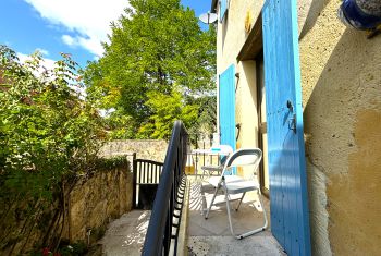 Elle dispose d'un joli petit balcon