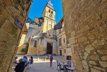 La Rue de la Boétie est au coeur du Sarlat médiéval 