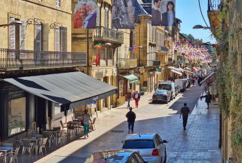 La rue commerçante de Sarlat, au pied de l'appartement 