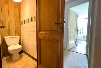 Les toilettes accessibles sur le palier 