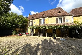 la facade de la maison depuis l'espace parking 