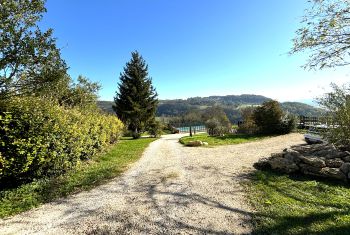 L'espace parking et arrivée à la maison 