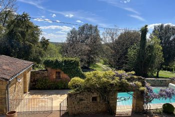 Vue sur la piscine depuis LA MANSARDE