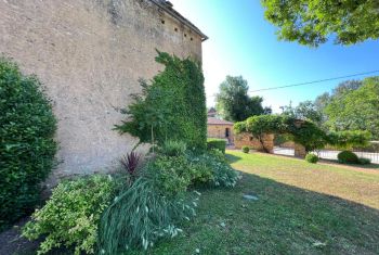 Vue sur la Bergerie depuis l'entrée de la prorpiété