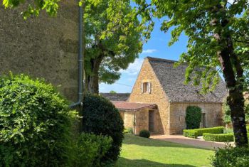 Vue sur la Bergerie depuis l'entrée de la propriété