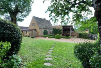 Vue sur la Bergerie depuis l'entrée de la propriété