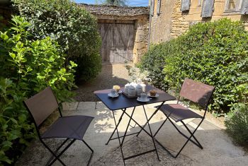 et sa terrasse si romantique, idéale pour le petit déjeuner 