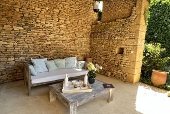 Le romantique patio aux abords de la piscine 