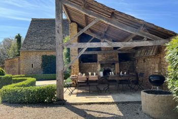 La terrasse couverte agencée dans l'ancien four à pain 