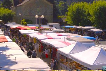 les commerces, dont le superbe marché du dimanche matin, sont à votre porte