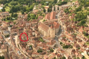 La maison est située au coeur du village médiévale de St Cyprien 